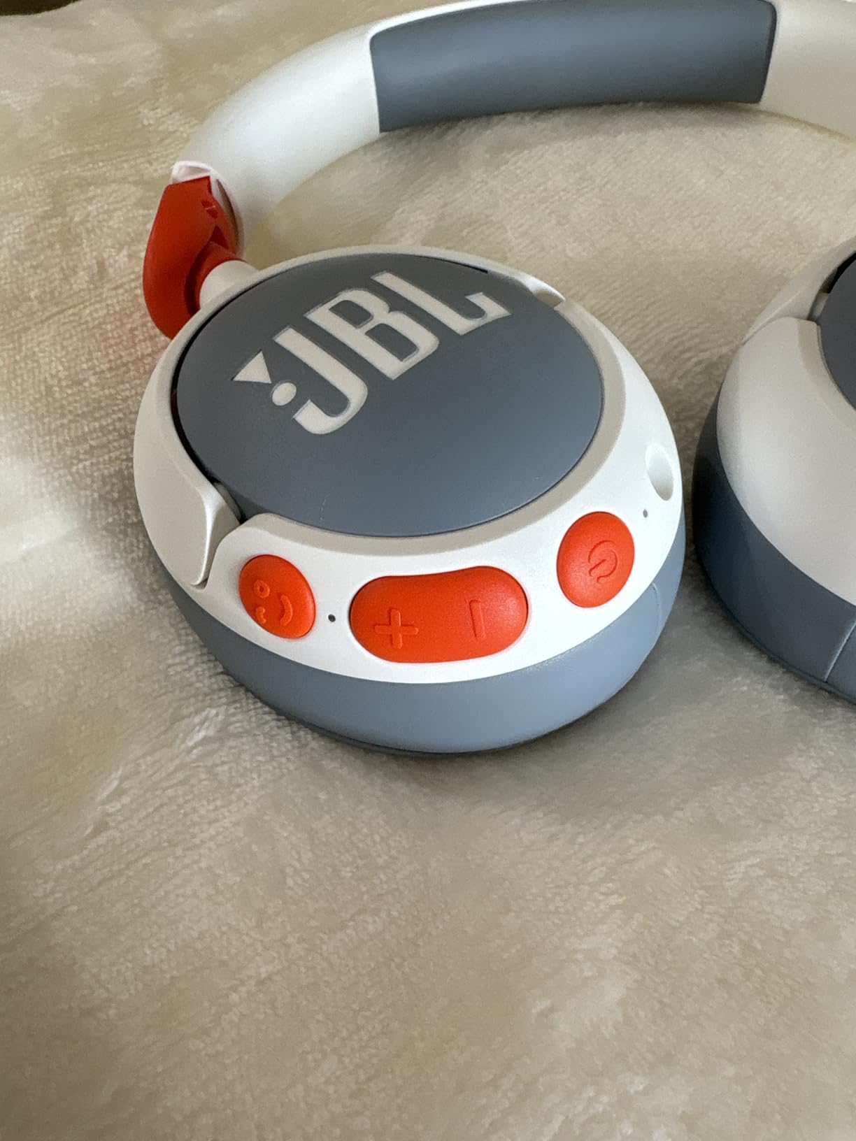 JBL Junior 470NC - Cancelling Kids Headphones - White | JBL Safe Sound 85dB, Parental Control with Customizable Volume Playtime, Easy monitoring, Active Noise Cancelling customer photo 2