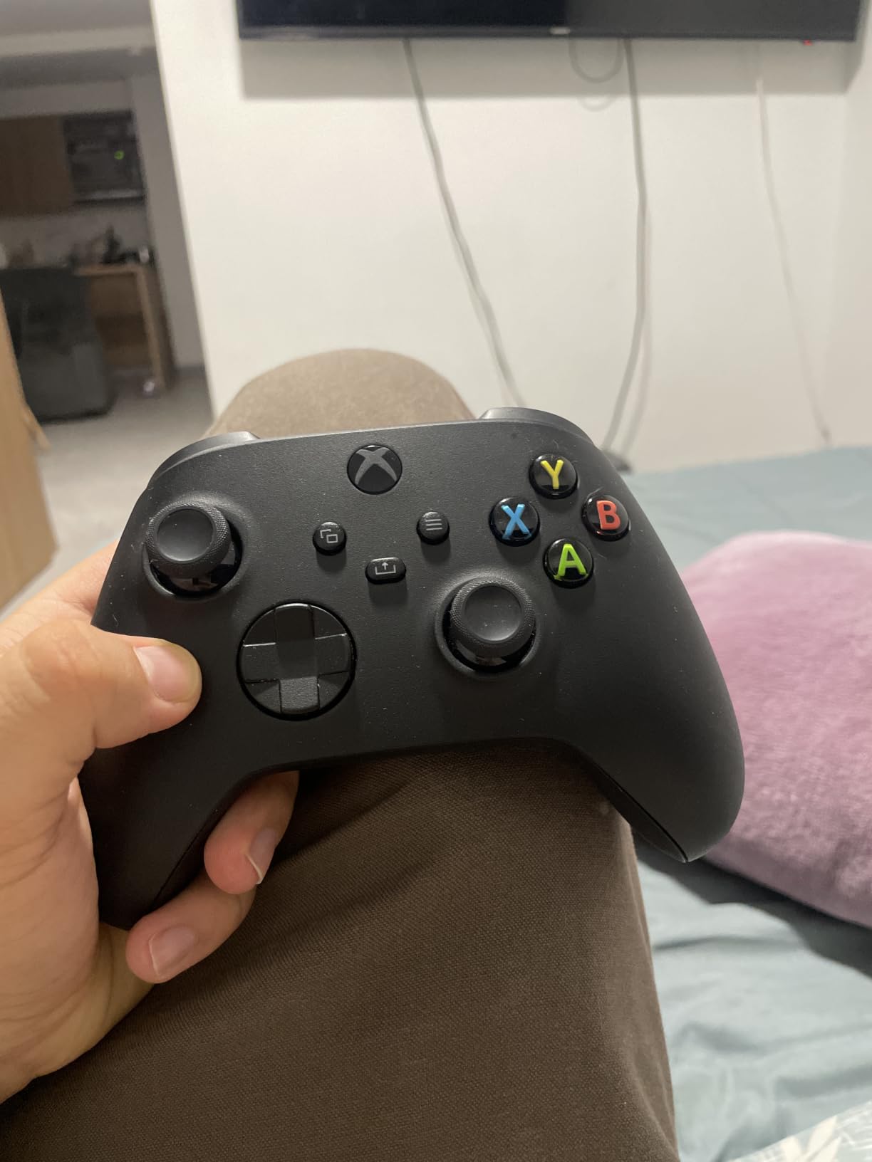 XBOX Wireless Gaming Controller + USB-C Cable | Carbon Black | Consoles, PCs, TVs, mobile, and more | Textured Grip | Wireless, Bluetooth, USB-C Connectivity customer photo 1