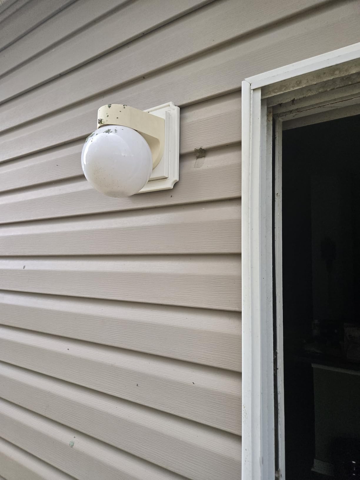 Ring Floodlight Cam Pro, Wired (newest model), Home or business security, Retinal 4K with wide-angle video, 10x Enhanced Zoom, and 2000 Lumen Floodlights, White customer photo 1