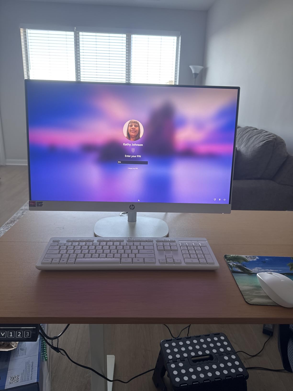 HP 27 inch All-in-One Desktop PC, FHD Touchscreen, AMD Ryzen 5 7520U, 16 GB RAM, 1 TB SSD, AMD Radeon Graphics, Built-in-Speaker, Windows 11 Pro customer photo 2