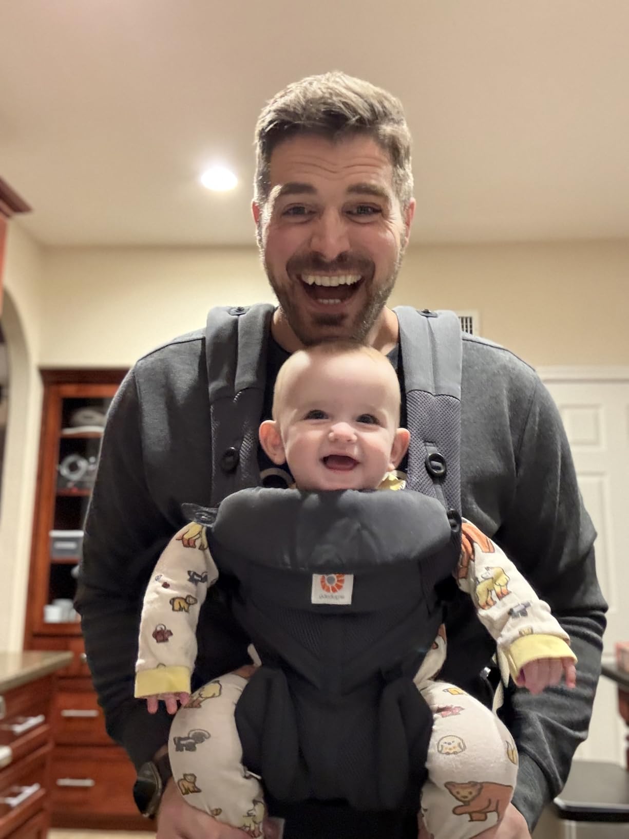 Ergobaby Omni Classic Baby Carrier for Newborn to Toddlers 0-48 Months | 4-Position Breathable Mesh Baby Carrier with Ergonomic Support, Fits 7-45 lbs, Soft Olive customer photo 1