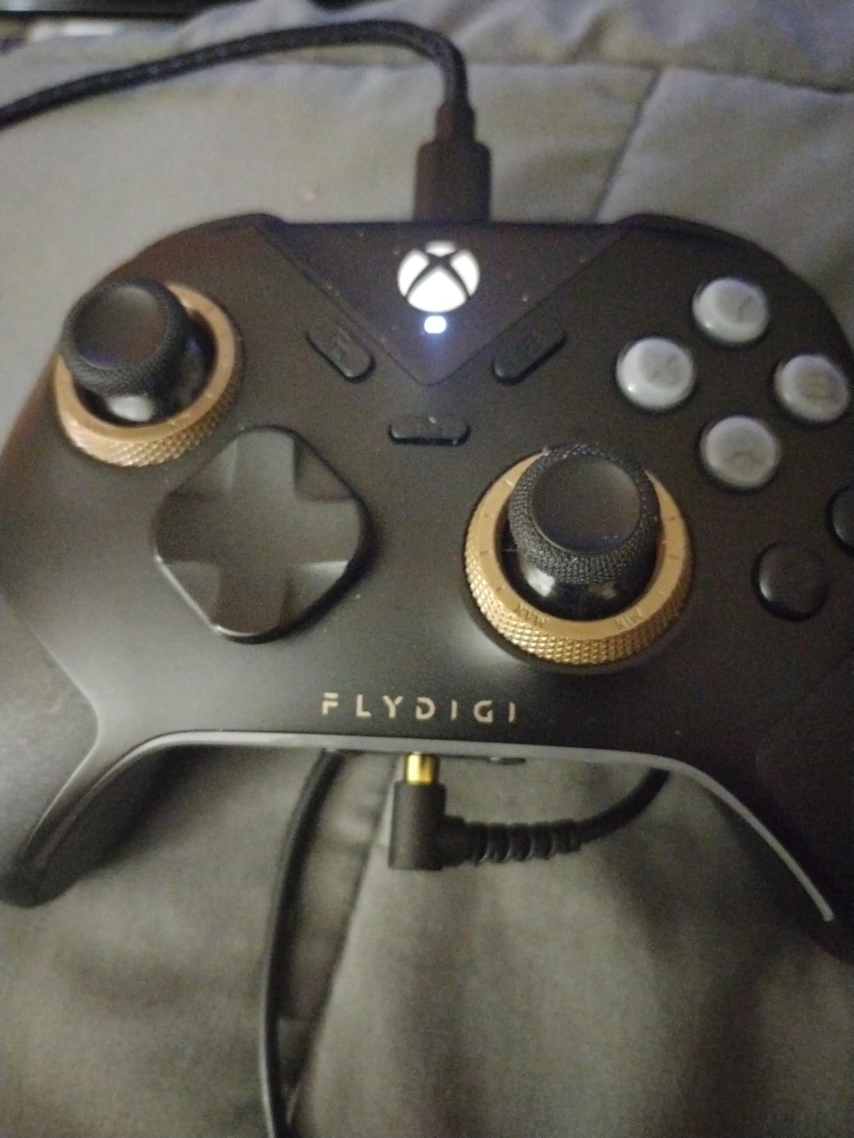 FLYDIGI VADER 5S Wired Controller for XBOX Series X|S, Hall Effect No Drift, FORCESWITCH Triggers, 6 Remappable Buttons, 3.5mm Audio Jack customer photo 1