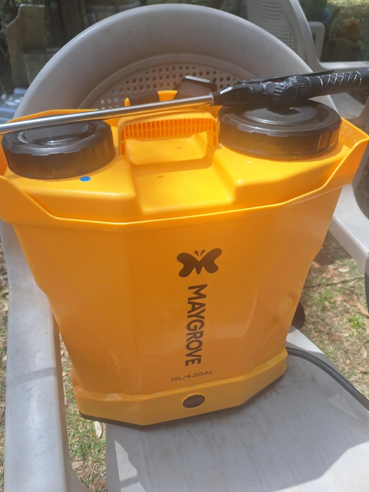 Maygrove 4.2 Gallon Battery Powered Backpack Sprayer | Up to 100 PSI Electric Sprayer with Adjustable Wand & 5 Nozzles, Spraying for Garden, Lawn Care, Fertilizing & Weed Control customer photo 2