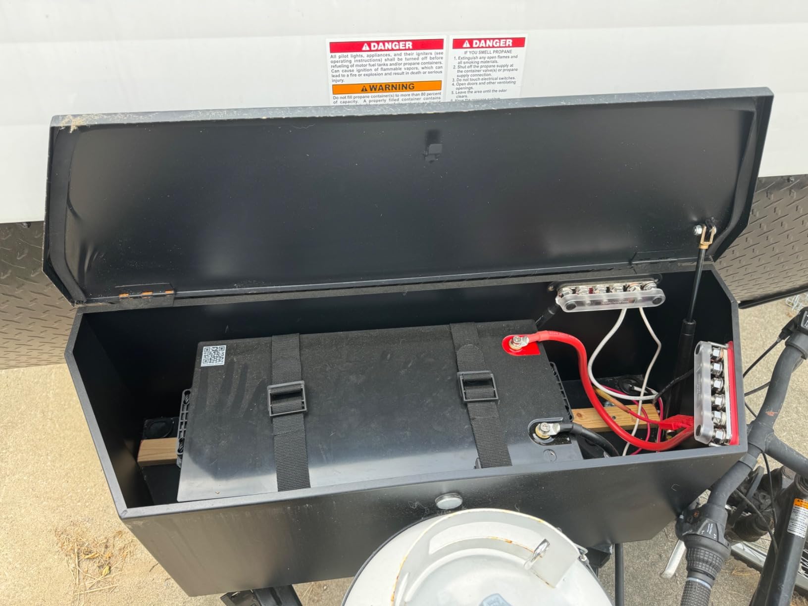 ECO-WORTHY 12V 280Ah Metal Case LiFePO4 Lithium Battery with Bluetooth, Low-Temp Protection, Built in 200A BMS, 3584Wh Max for Off-Grid Solar, RV, Camper, Trolling Motor, Home Use customer photo 2