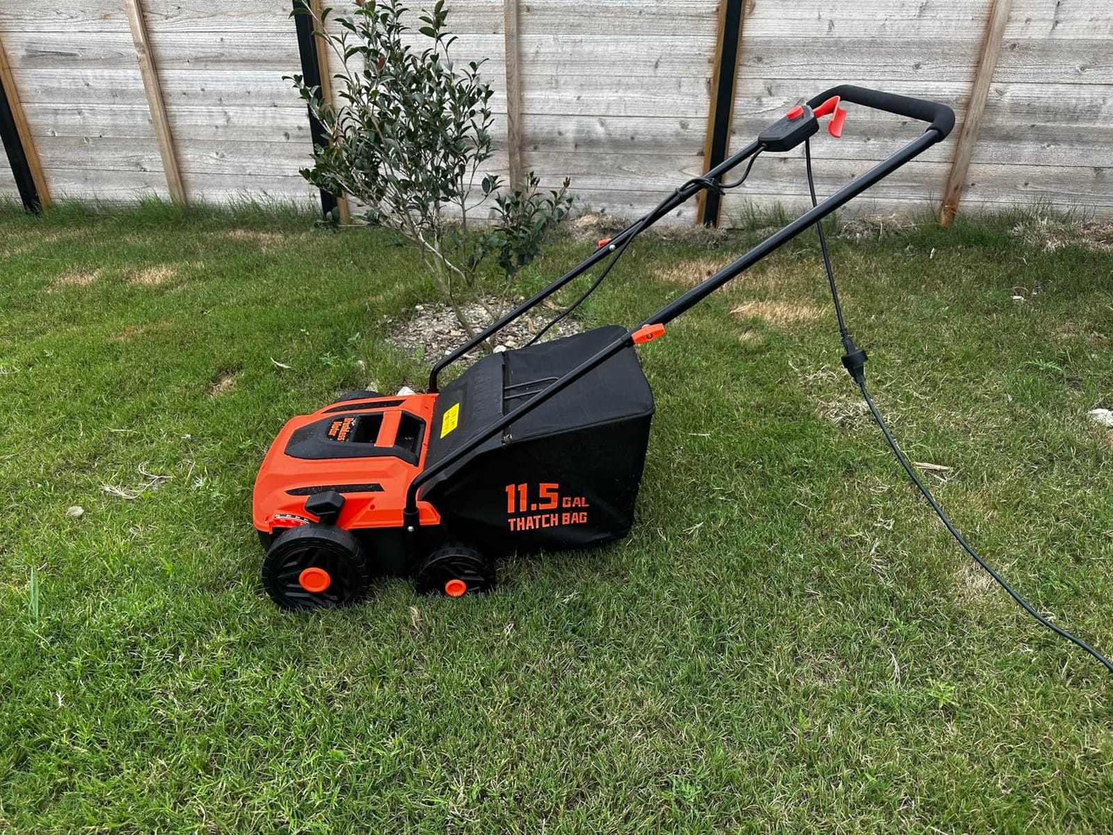 TIECTOWN 14-Inch 13.5 Amp 2-in-1 Electric Dethatcher and Scarifier with 11.5-Gallon Collection Bag, Lawn Dethatcher with 5-Position Depth Adjustment, Blade Replacement Without Tool - Green customer photo 1