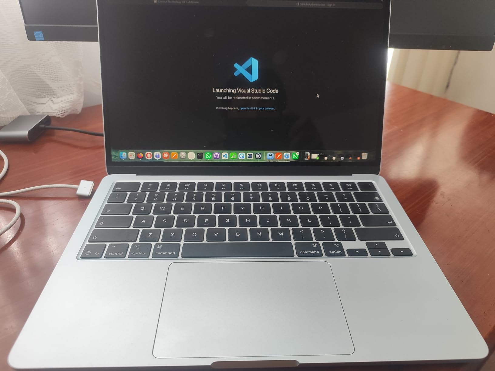 Apple 2026 MacBook Air 13-inch Laptop with M5 chip: Built for AI, 13.6-inch Liquid Retina Display, 24GB Unified Memory, 1TB SSD, 12MP Center Stage Camera, Touch ID, Wi-Fi 7; Starlight customer photo 1