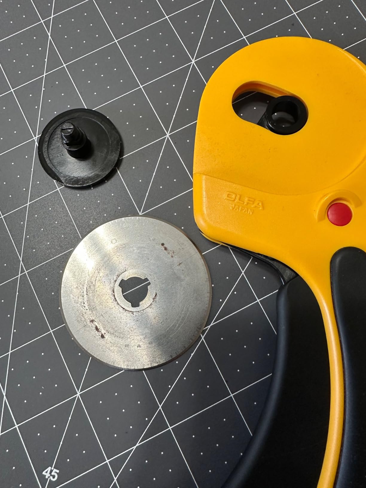 OLFA 60mm Ergonomic Squeeze-Handle Rotary Cutter (RTY-3/DX) - 12-Layer customer photo 2