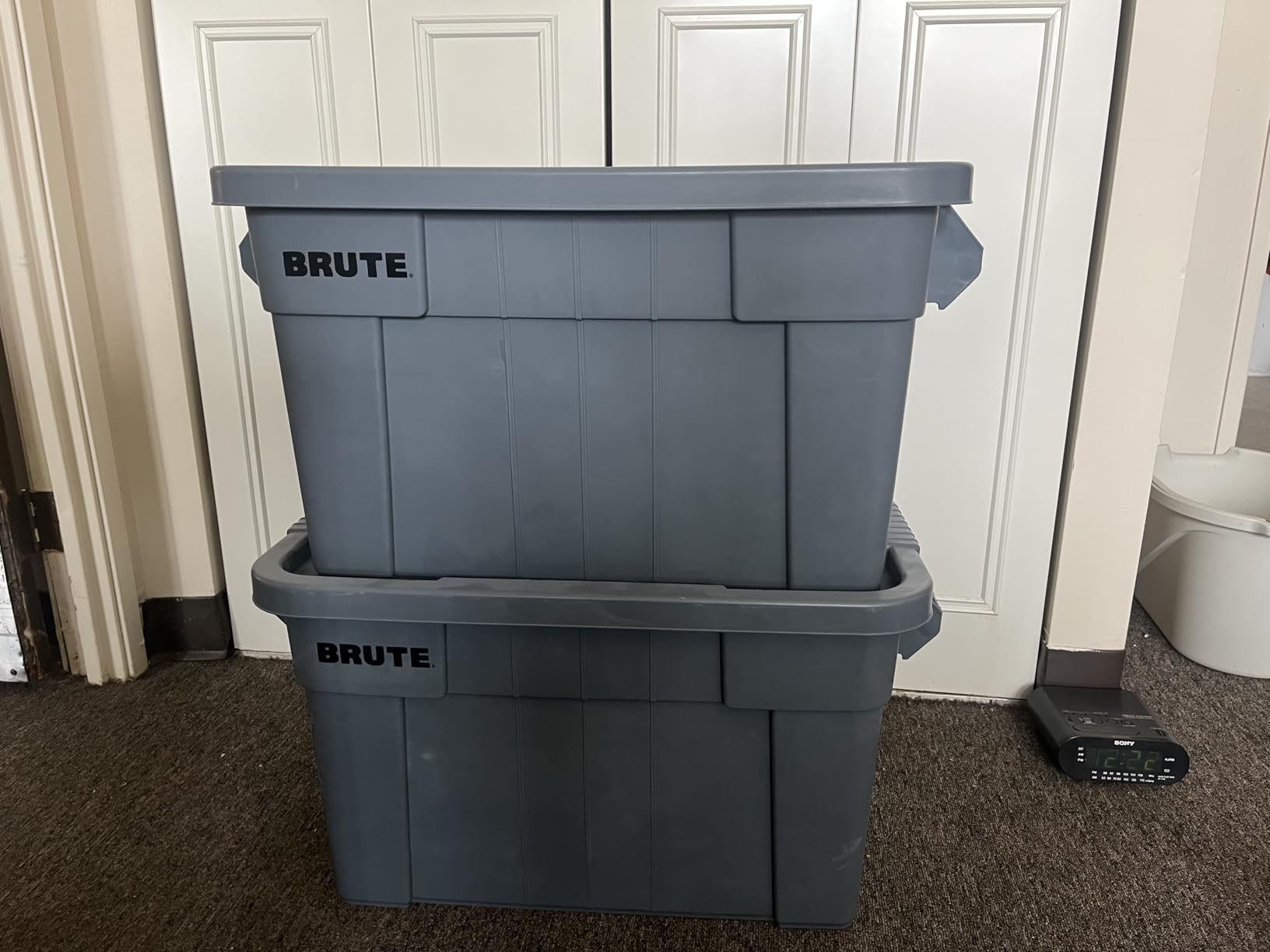Rubbermaid Commercial Products BRUTE Tote Storage Container with Lid, 14-Gallon-included, Rugged/Reusable Boxes for Moving/Storing in Garage/Basement/Attic/Jobsite/Truck/Camping, Gray customer photo 2