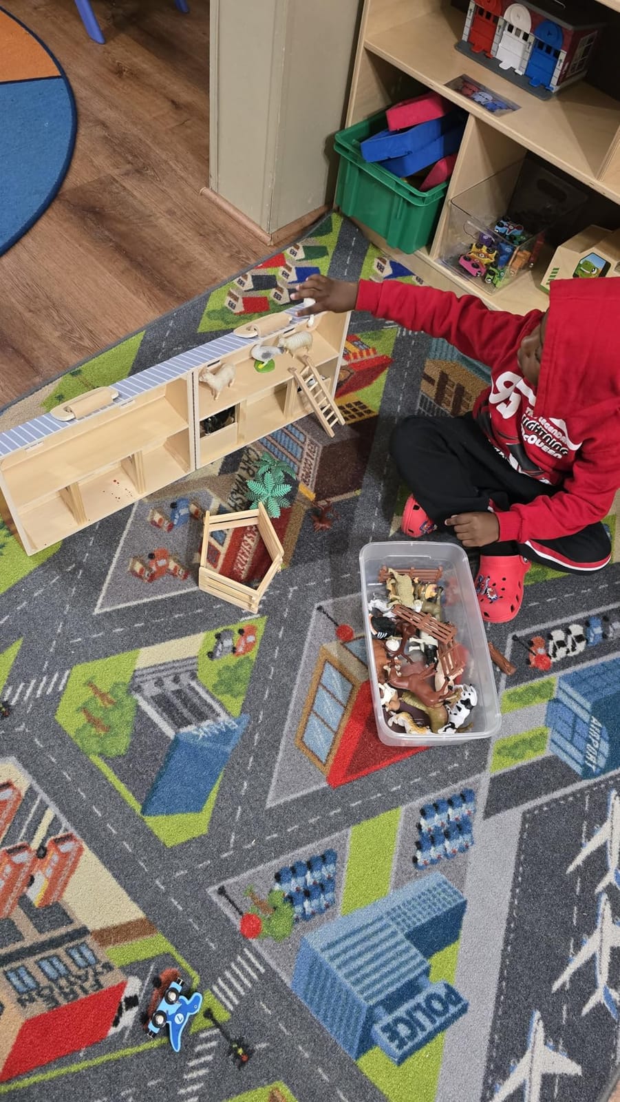 Melissa & Doug Fold and Go Wooden Barn with 7 Animal Play Figures - Farm Animals Barn Toy, Portable Toys, Farm Toys for Kids and Toddlers Ages 3+ customer photo 1