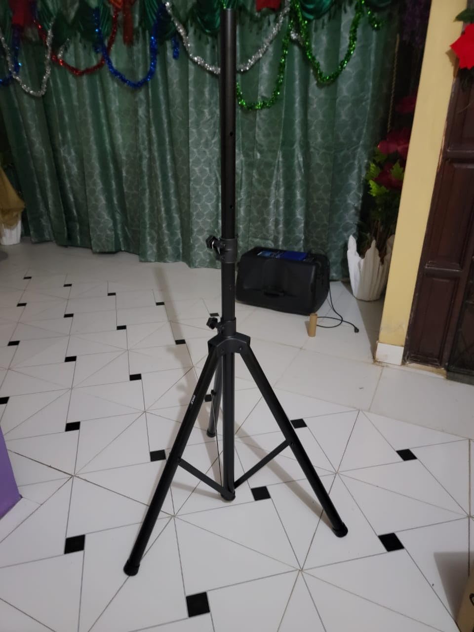Pyle Universal Speaker Tripod Stand Mount - 6' Sound Equipment Holder Height Adjustable Up to 70 Inches For Speakers w/ 35mm Compatible Insert Perfect for Home, On Stage or In Studio Use customer photo 2