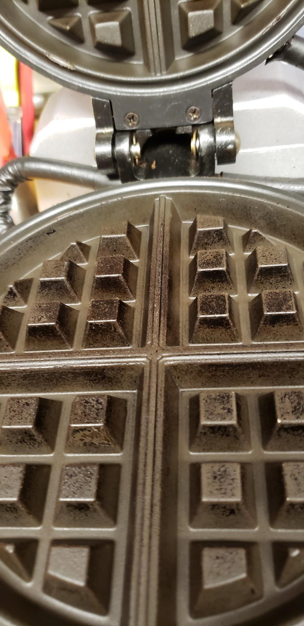 Waring Belgian Waffle Maker with Rotary Feature & 50 Waffles per Hour customer photo 1