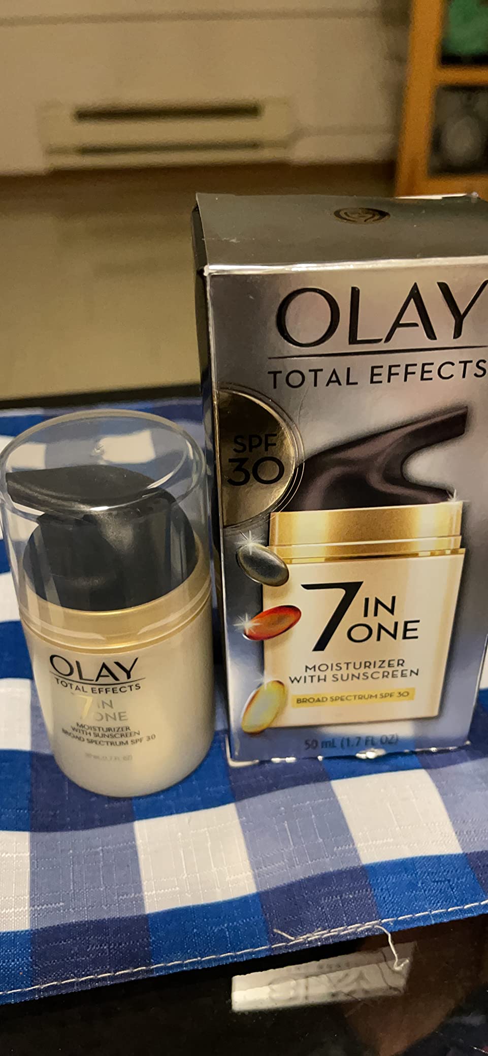 Olay Facial Moisturizing Lotion SPF 30 Total Effects for Dry Skin, 7 Benefits including Minimize Pores, Anti-Aging, 1.7 oz customer photo 1