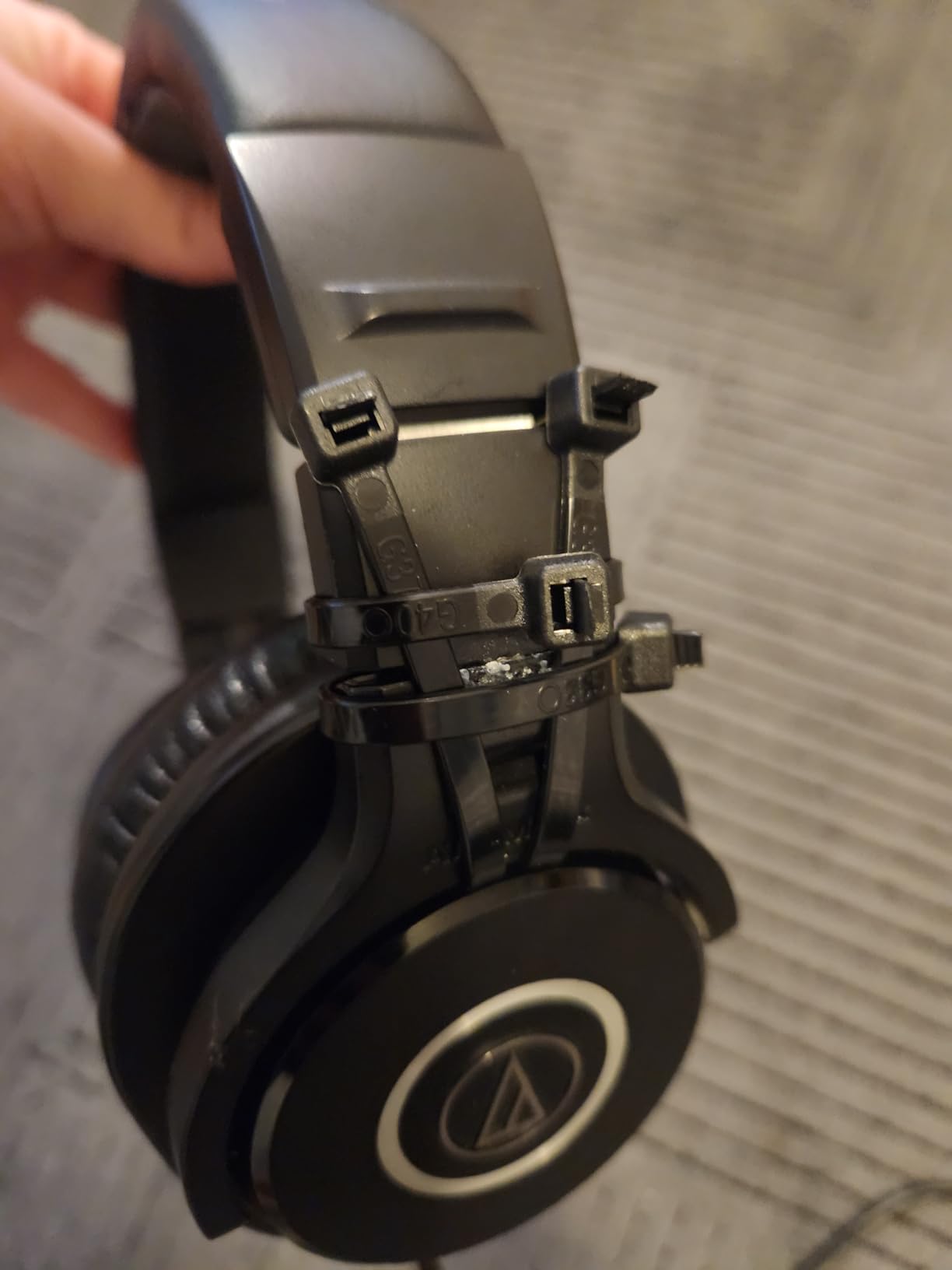 Audio-Technica ATH-M40x Professional Studio Monitor Headphone, Black, with Cutting Edge Engineering, 90 Degree Swiveling Earcups, Pro-Grade Earpads/Headband, Detachable Cables Included customer photo 2