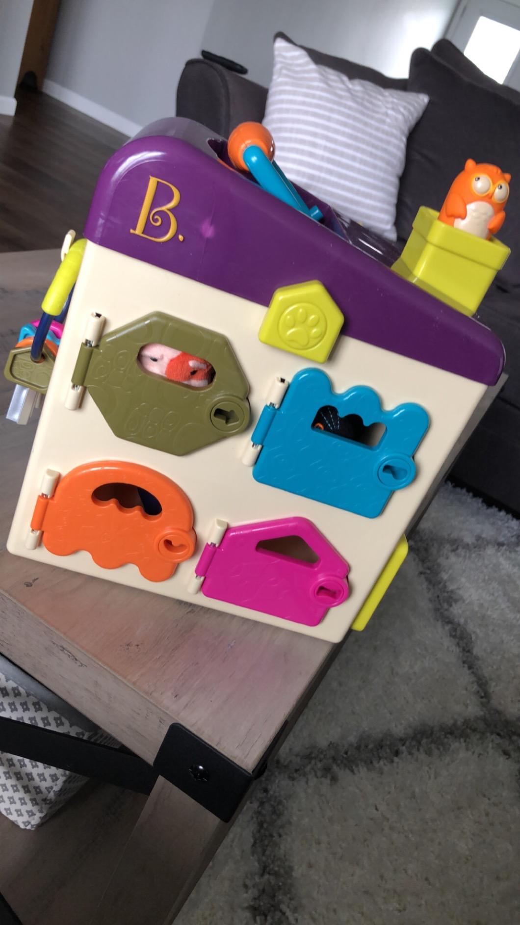 B. toys Pet Vet Playset with Keys, Plush Pets and Tools, Pretend Play | 8-piece pet vet play set with 4-room clinic, color-coded keys, slide-out exam table, 2 plush pets, 4 tools, 2+ Years customer photo 2