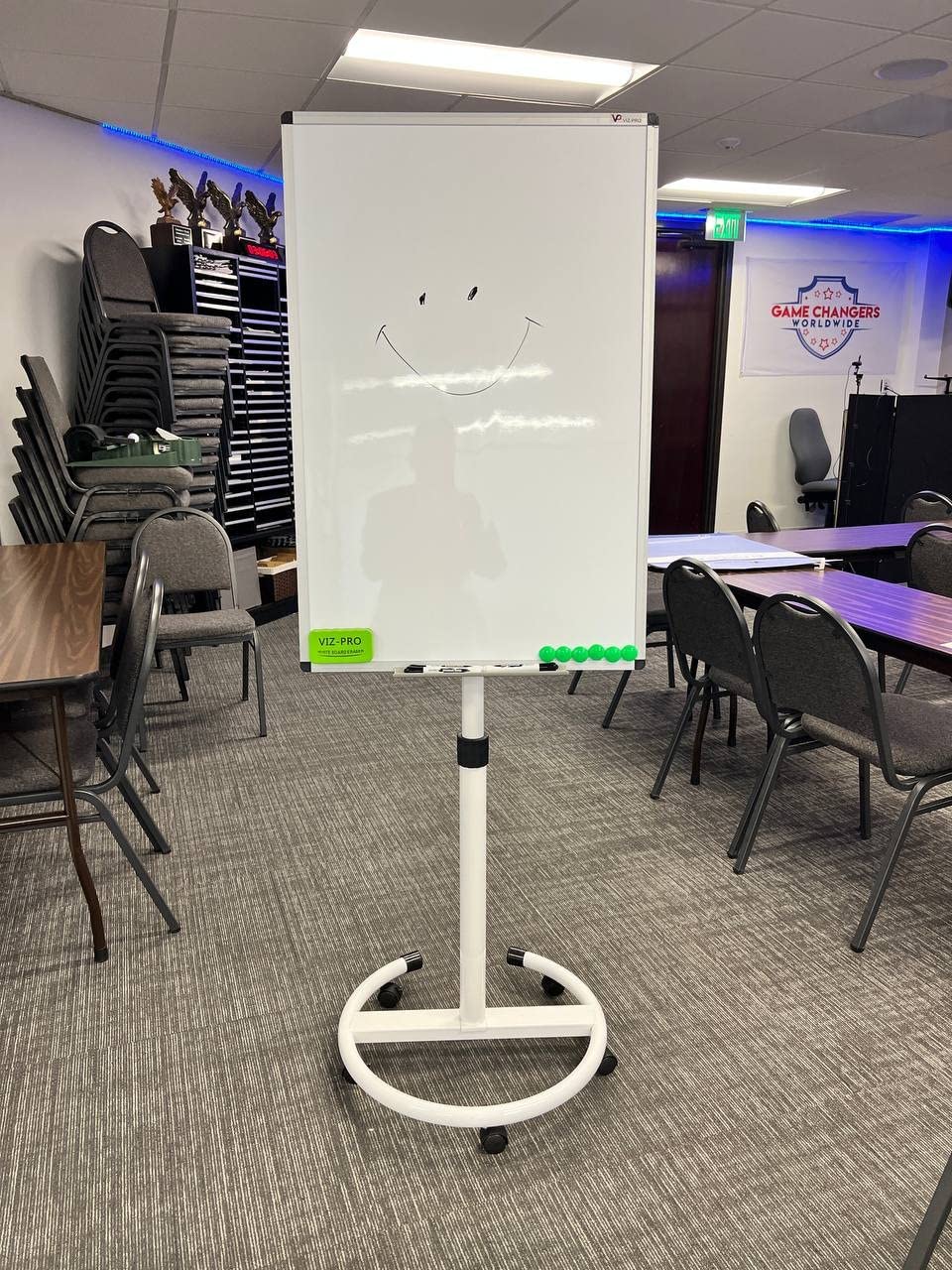 VIZ-PRO ECO Magnetic Mobile Whiteboard/Flipchart Easel, Black, 28 X 40 Inches customer photo 2