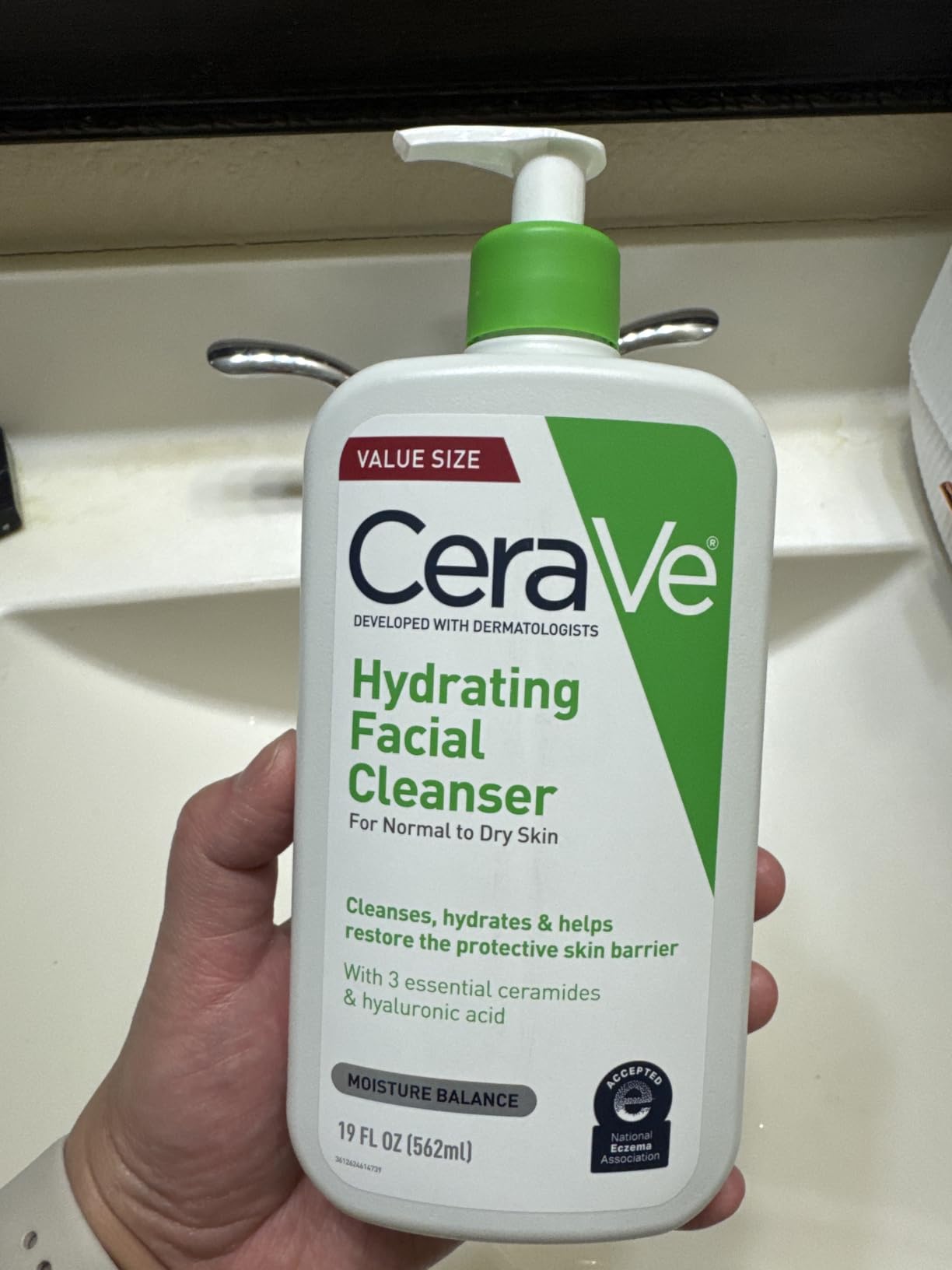 CeraVe Hydrating Cleanser with Hyaluronic Acid, Face Wash for Dry Skin,16oz customer photo 2