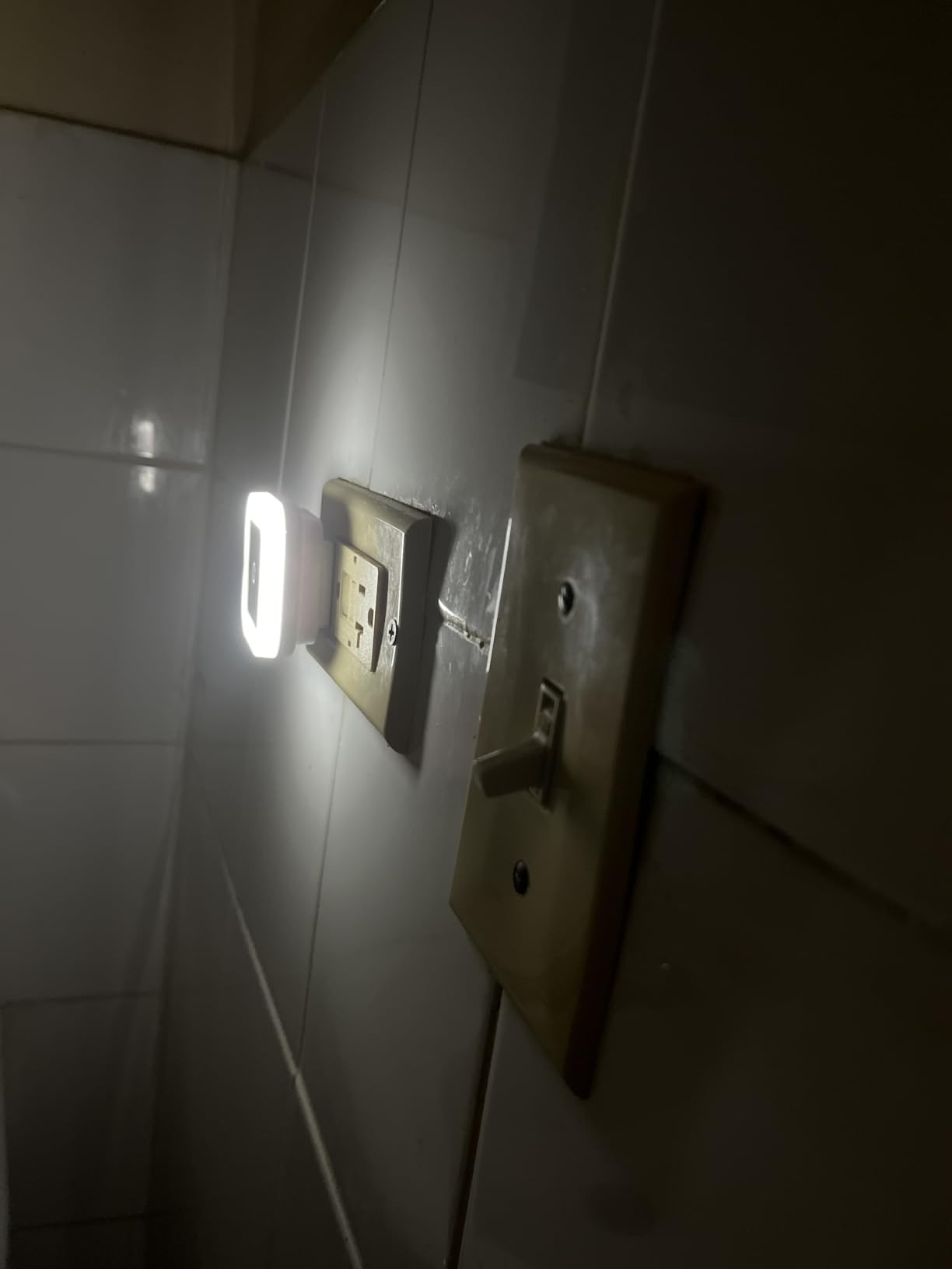 Uigos LED Night Light Lamp with Smart Sensor Dusk to Dawn Sensor, Daylight White, 0.5W Plug-in, 6-Pack customer photo 1