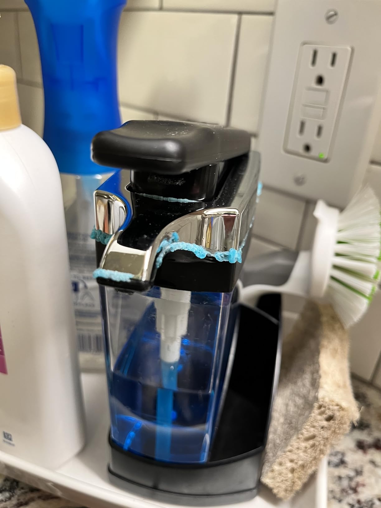 Casabella Sink Sider Solo Kitchen Soap Pump and Sponge Caddy, Black/Chrome - 2-in-1 Soap and Sponge Caddy, One-Hand Soap Dispensing, Ergonomic Design, Easy to Refill and Clean, Efficient Size customer photo 2