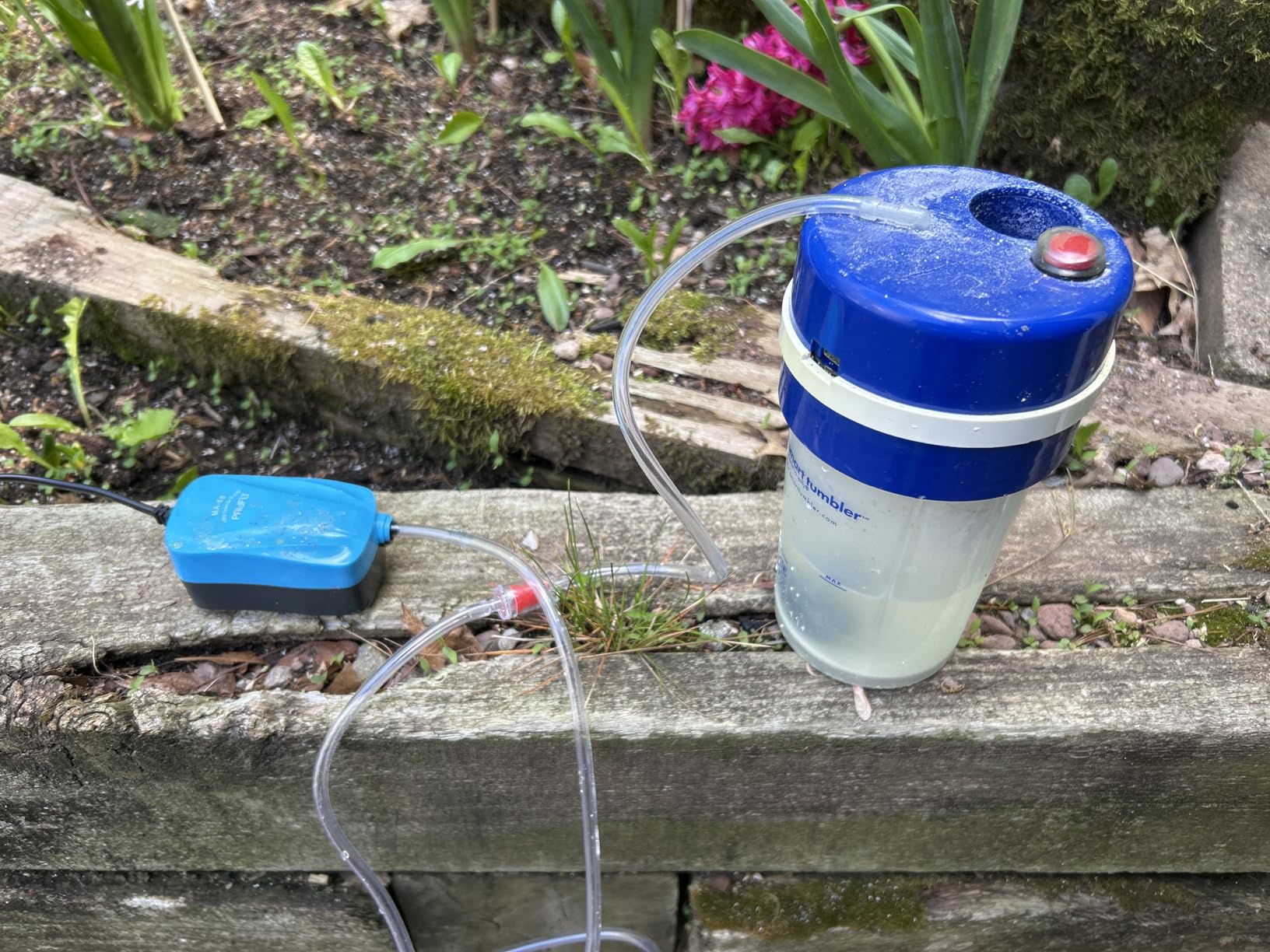 Pawfly Aquarium 15-40 GPH Compact Air Pump Quiet Oxygen Aerator Pump with Air Stone/Nano Bio Sponge Filter Airline Tubing and Check Valve Accessories for 3-20 Gallon Buckets and Fish Tanks customer photo 1