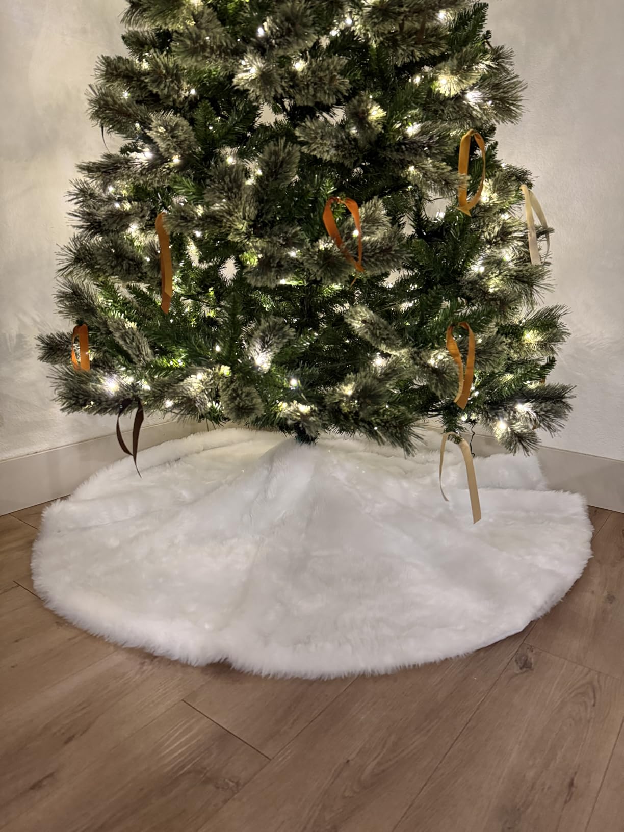 AISENO 48 Inch White Faux Fur Christmas Tree Skirt, Luxury Plush Tree Base Cover for Holiday Party and Home Christmas Decor customer photo 1