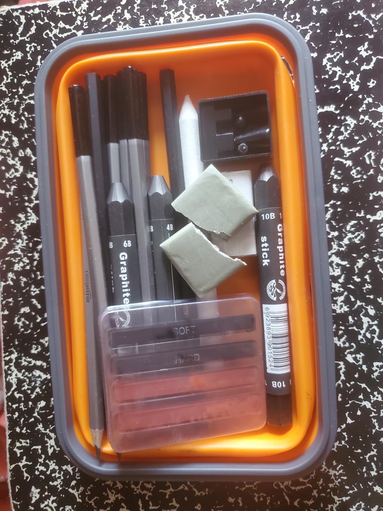 Amazon Basics Sketching and Drawing Art Pencil Kit, 17-Piece Set for Artists, Drawing Supplies with Pencils, Charcoal, Erasers, Sharpener for Shading, Black, White customer photo 1