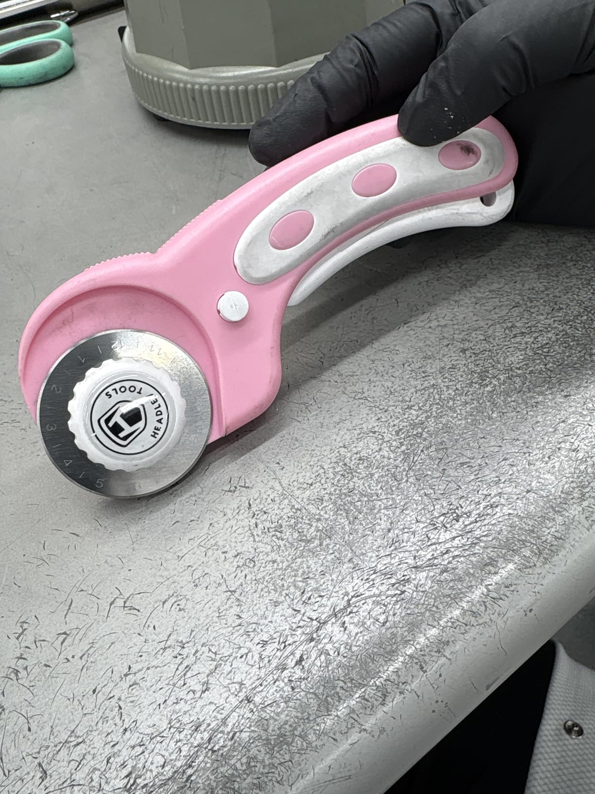 45mm Rotary Cutter with 5pcs Extra Blades, Ergonomic Handle Rolling Cutter with Safety Lock for Fabric, Leather, Crafting, Sewing, Quilting, Fabric Rotary Cutter Perfect for Left & Right Hand(Pink) customer photo 2