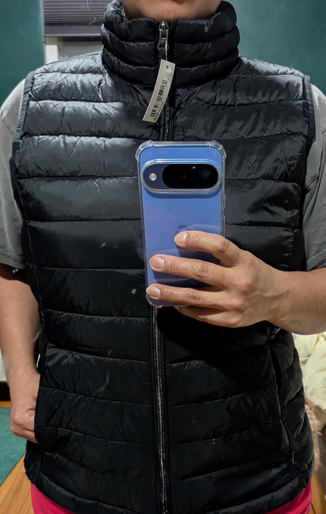 Amazon Essentials Women's Lightweight Water-Resistant Packable Puffer Vest customer photo 2