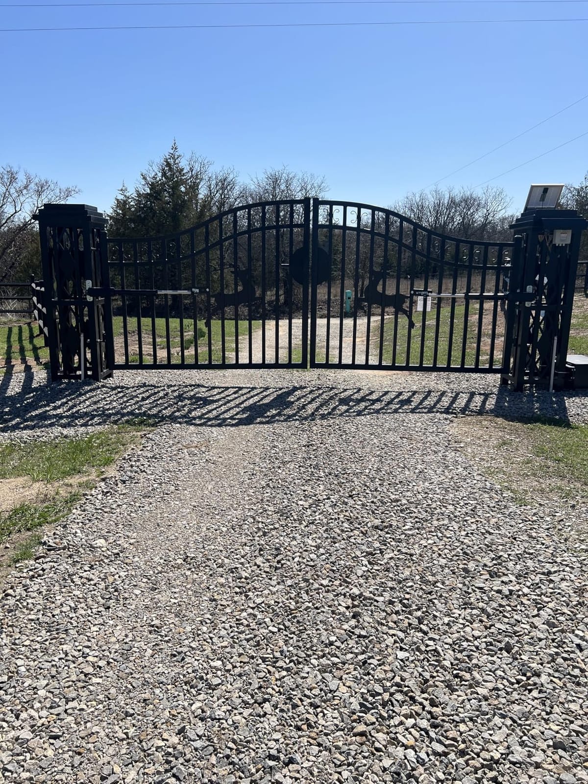 TOPENS AD8S Solar Dual Swing Gate Opener Heavy Duty customer photo 1