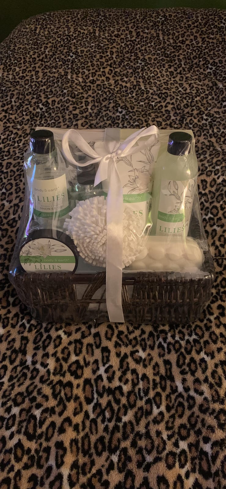BODY & EARTH Lavender Spa Gift Baskets for Women 11 pc Gifts Set customer photo 2