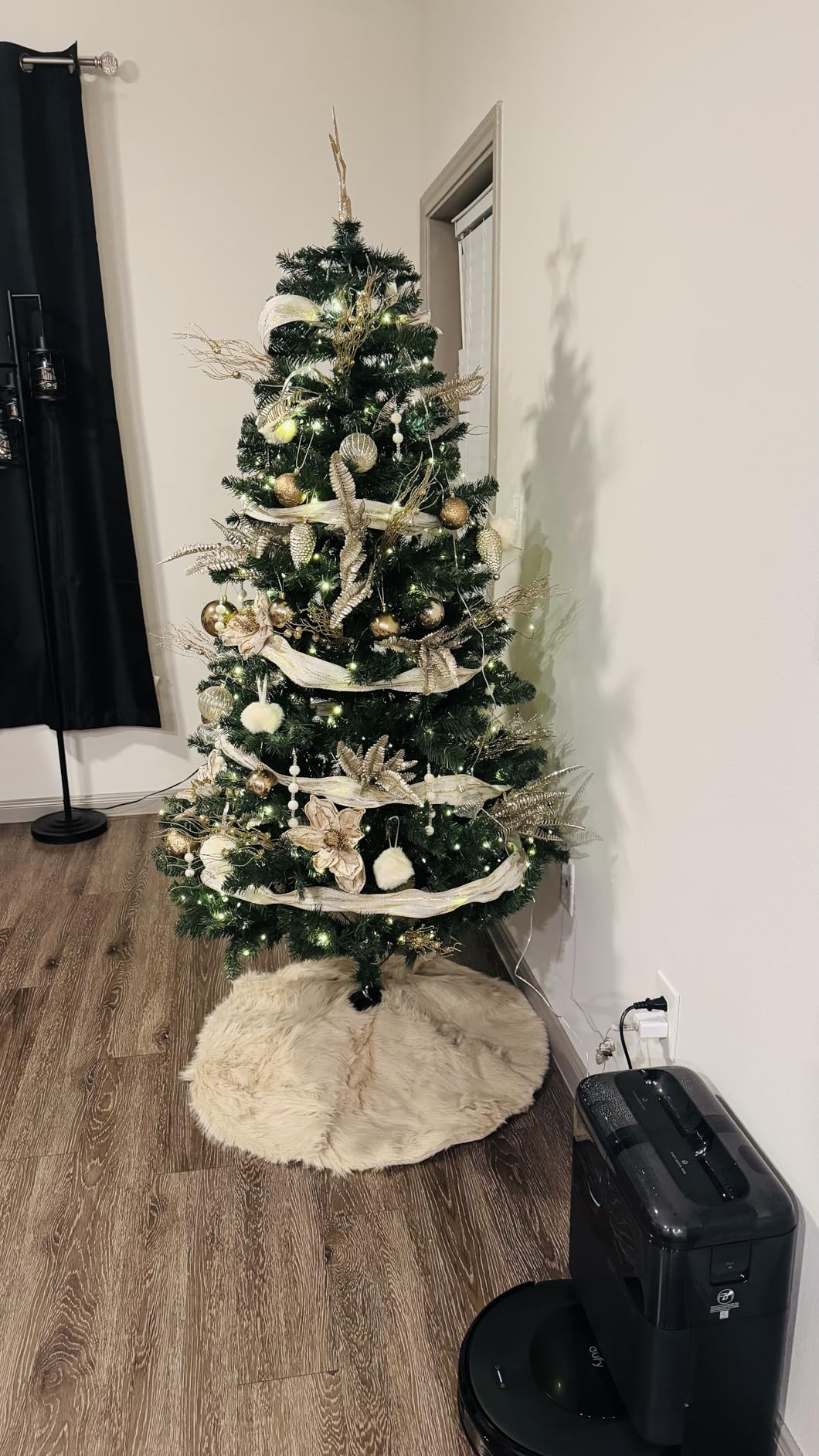 AOGU 48 Inch Faux Fur Christmas Tree Skirt White Plush Skirt for Merry Christmas Party Christmas Tree Decoration customer photo 1
