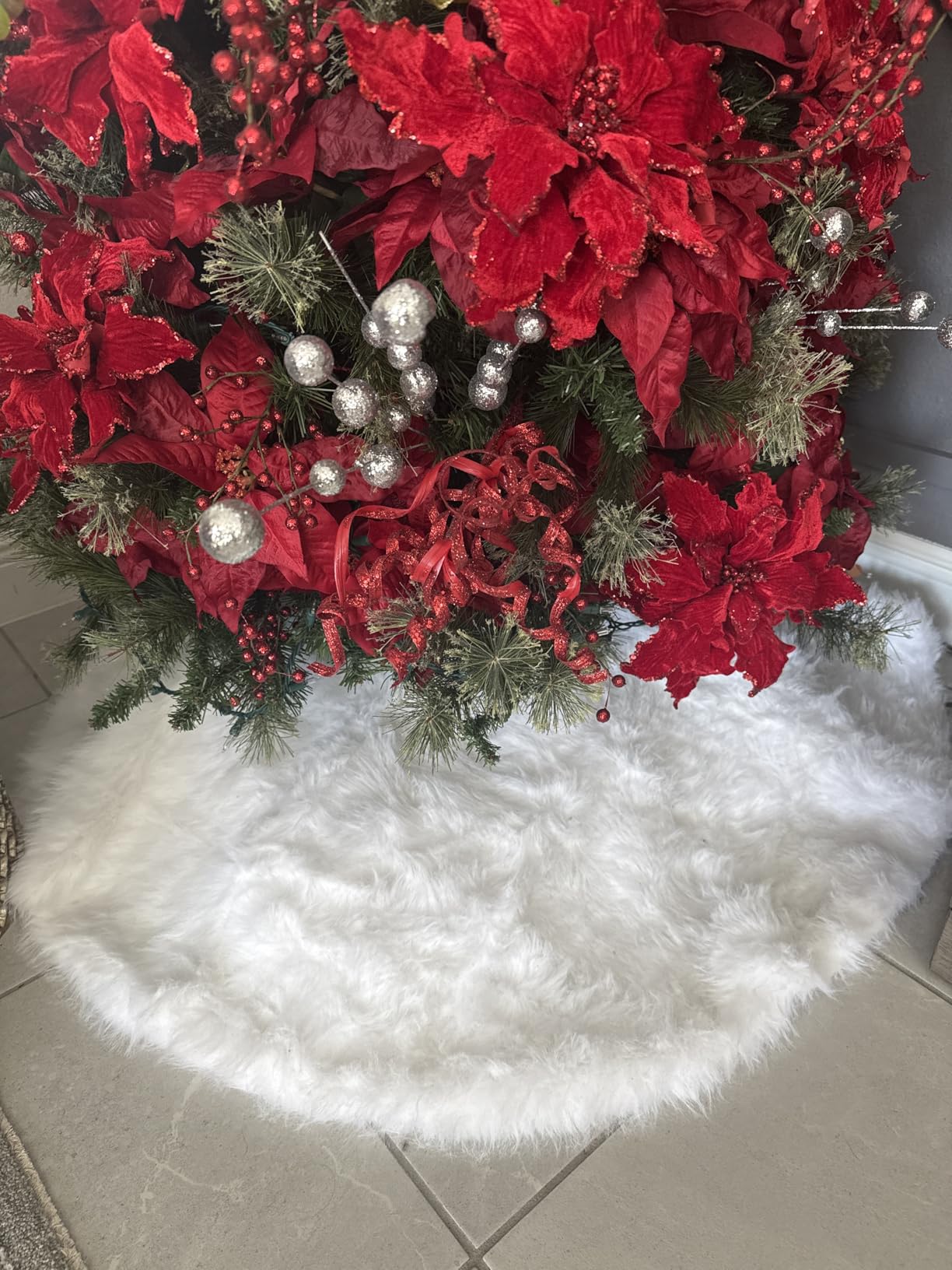 AOGU 48 Inch Faux Fur Christmas Tree Skirt White Plush Skirt for Merry Christmas Party Christmas Tree Decoration customer photo 2