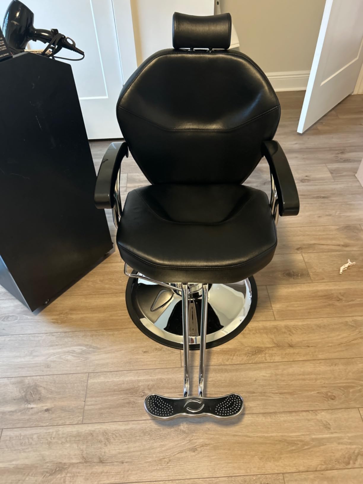 Artist hand Professional Barber Chair, Hydraulic Reclining Salon Chair | Heavy Duty Hydraulic Pump, Multi-functional, 360 Swivel, Adjustable Height, 20 Inch Wide Seat, Tattoo & Beauty Spa Equipment customer photo 1