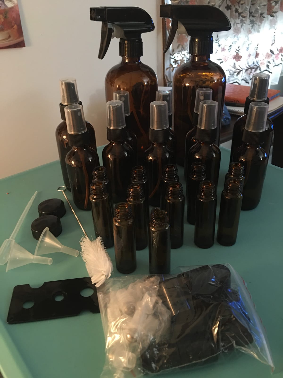 Loretoy Glass Spray Bottle Kit×10 (2×16oz, 2×4oz, 6×2oz), 9×10ml Roller Bottles, Anti UV, Multi Size and Versatile, Suitable for Aromatherapy, Facial Moisturizing, Watering, etc.(Amber) customer photo 1