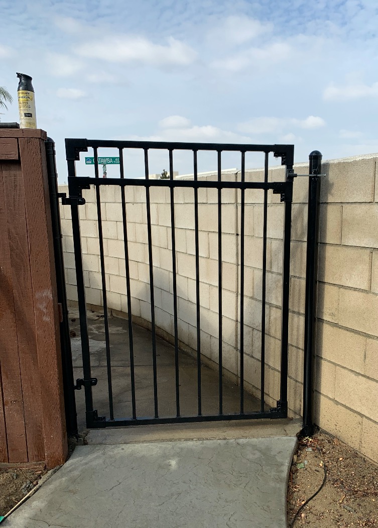 XCEL - Black Steel Anti-Rust Fence Gate - 4ft W x 5ft H - Easy Installation Kit, for Residential, Outdoor, Yard, Patio, Entry Way, 3-Rail Metal Gate customer photo 2