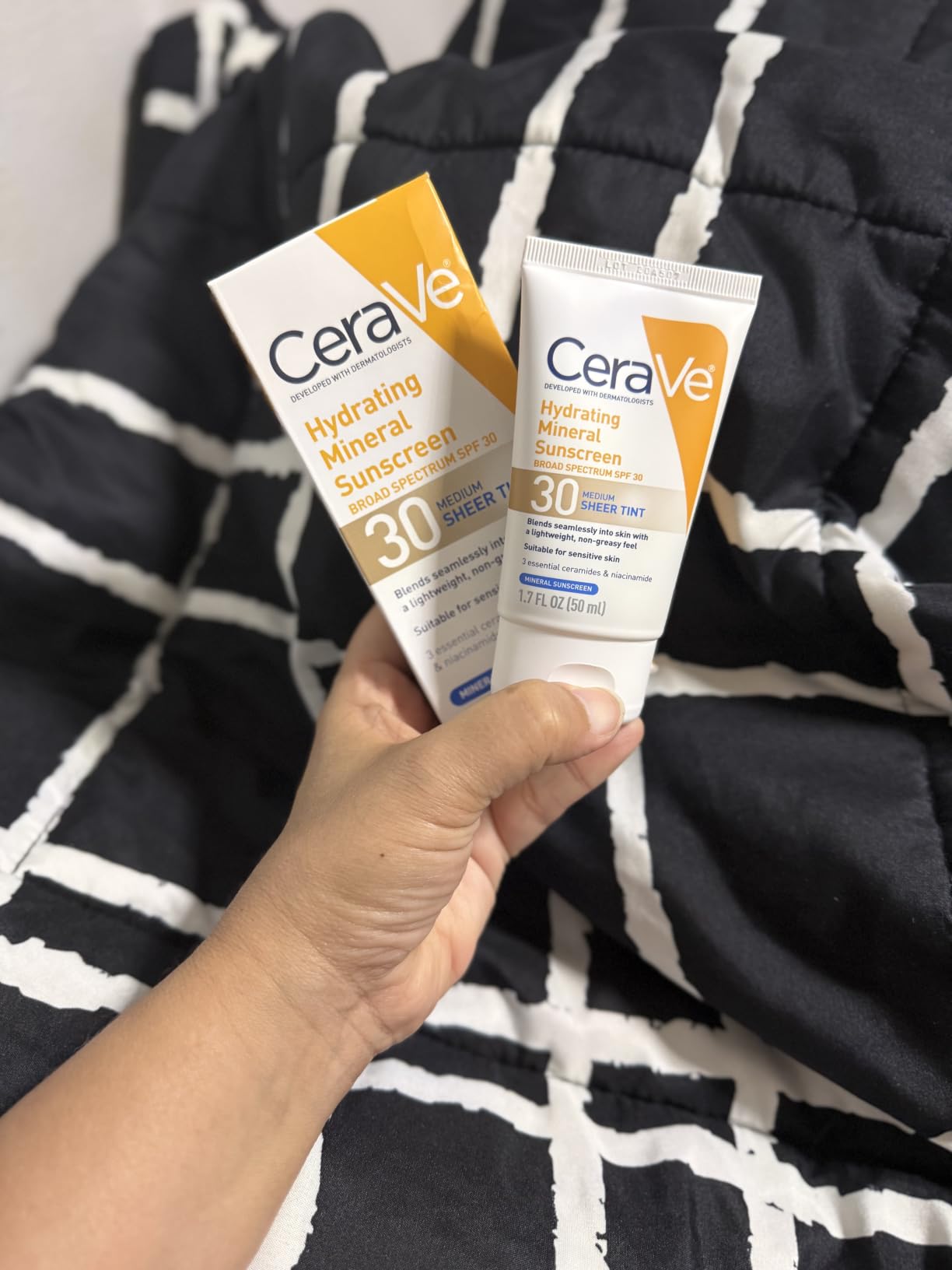 CeraVe Tinted Sunscreen for Face, Mineral SPF 30 Moisturizer, Medium, 1.7oz | Skin Care, Face Sunscreen, Hyaluronic Acid, Zinc Oxide, Titanium Dioxide, Sheer Tint, Healthy Glow, Blends Seamlessly customer photo 2