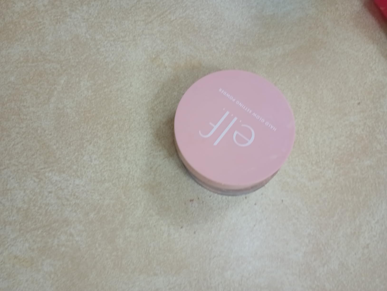 e.l.f. Halo Glow Soft Focus Setting Powder, Silky & Creates Soft Glow Without Shine, Smooths Pores & Lines, Vegan & Cruelty-Free, Light customer photo 2