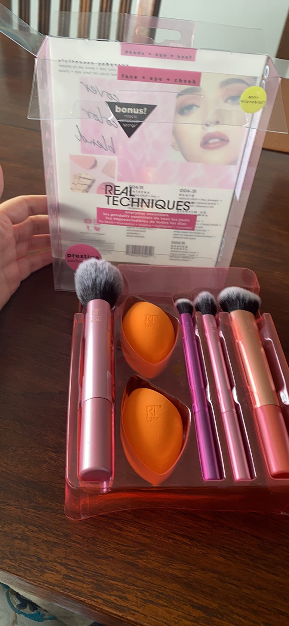 Real Techniques 6 Piece Everyday Essentials Makeup Brush Set, Includes 4 Brushes & 2 Makeup Sponges for Foundation, Blush, Bronzer, Contour, Eyeshadow & Powder, Travel Gift Set, Cruelty-Free & Vegan customer photo 2
