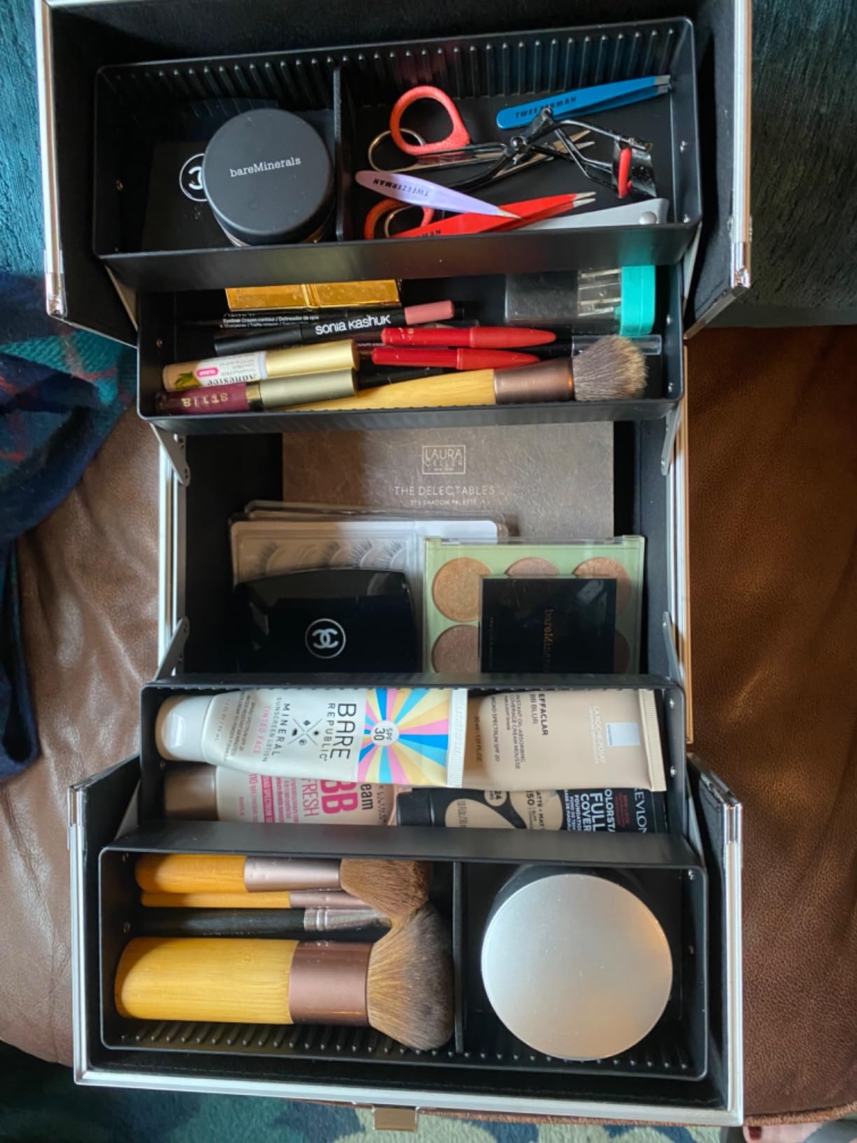 FRENESSA Makeup Train Case Makeup Organizer Box Portable Cosmetic Travel Case with Lock 4 Trays Aluminum Hard Vanity Box Make Up Artist Nail Beauty Storage Organizer Cosmetic Suitcase Bright Silver customer photo 1