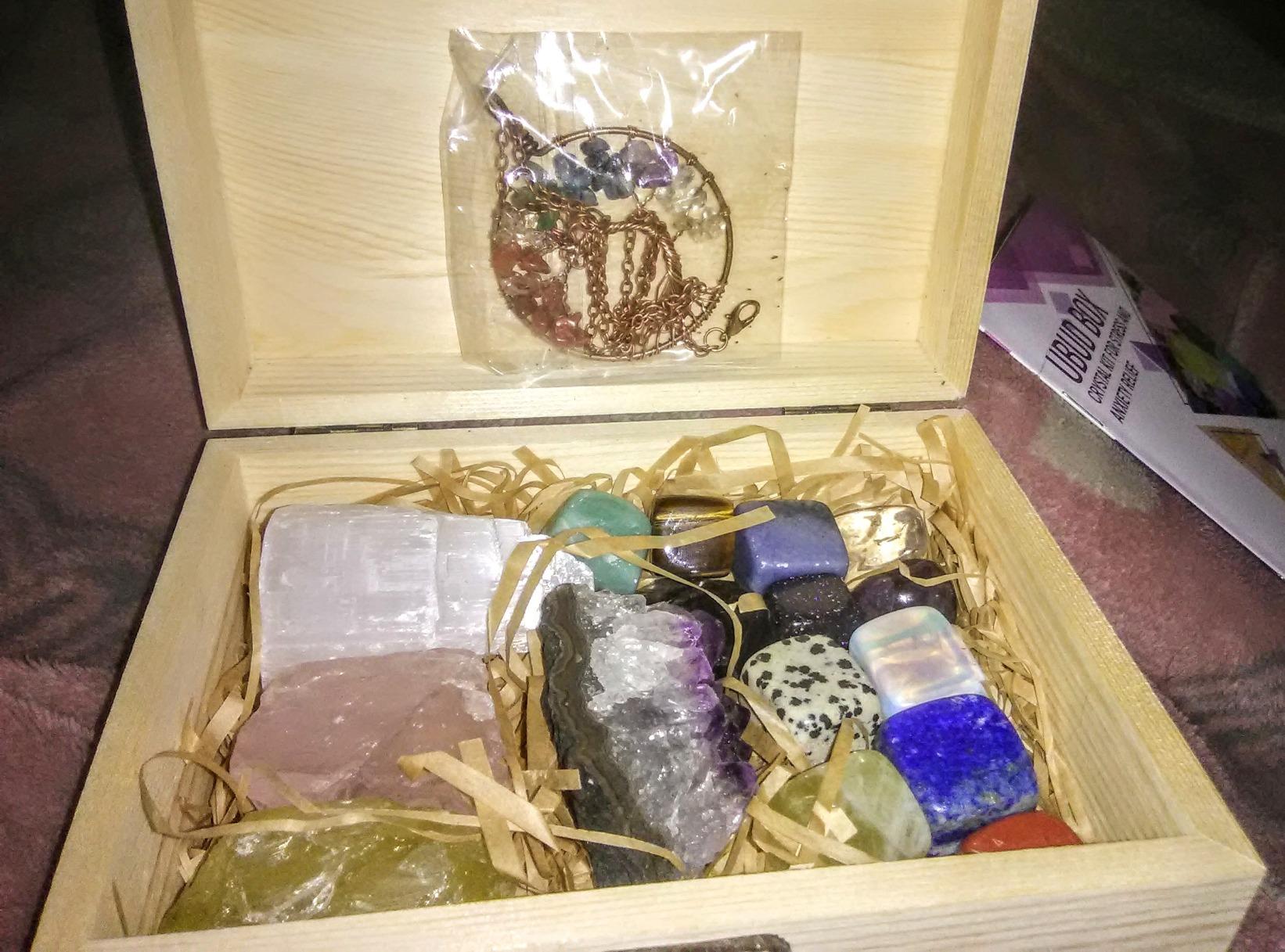 AtPerry's Healing Crystals Set - 16 Real Chakra Crystals & Stones for Stress & Anxiety Relief, Wooden Gift Box + Guide Book, Selenite Amethyst Rose Quartz Tourmaline customer photo 1
