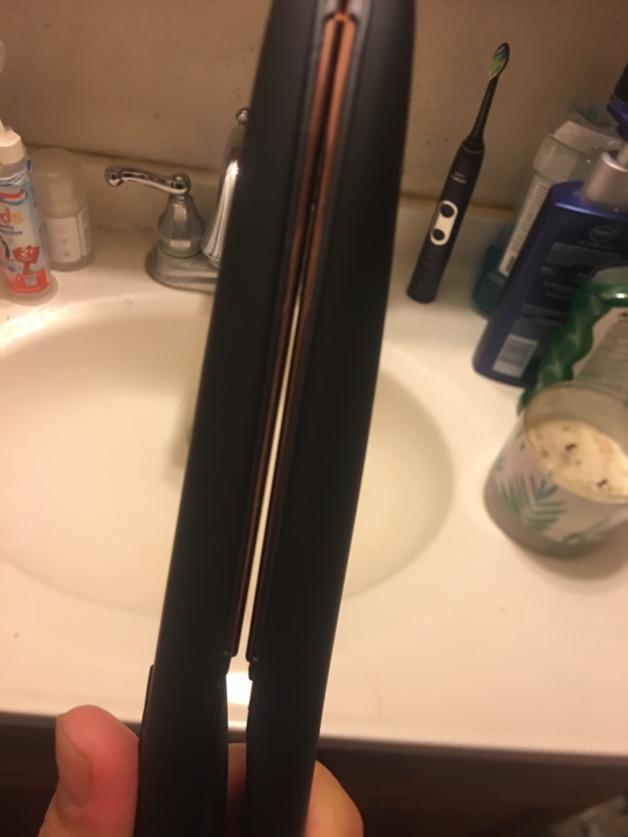 VANESSA PRO Flat Iron Hair Straightener, 100% Pure Titanium Flat Iron for One Pass to Achieve a Sleek Look, Curls Beautifully & Straightens Well - 1 inch customer photo 1