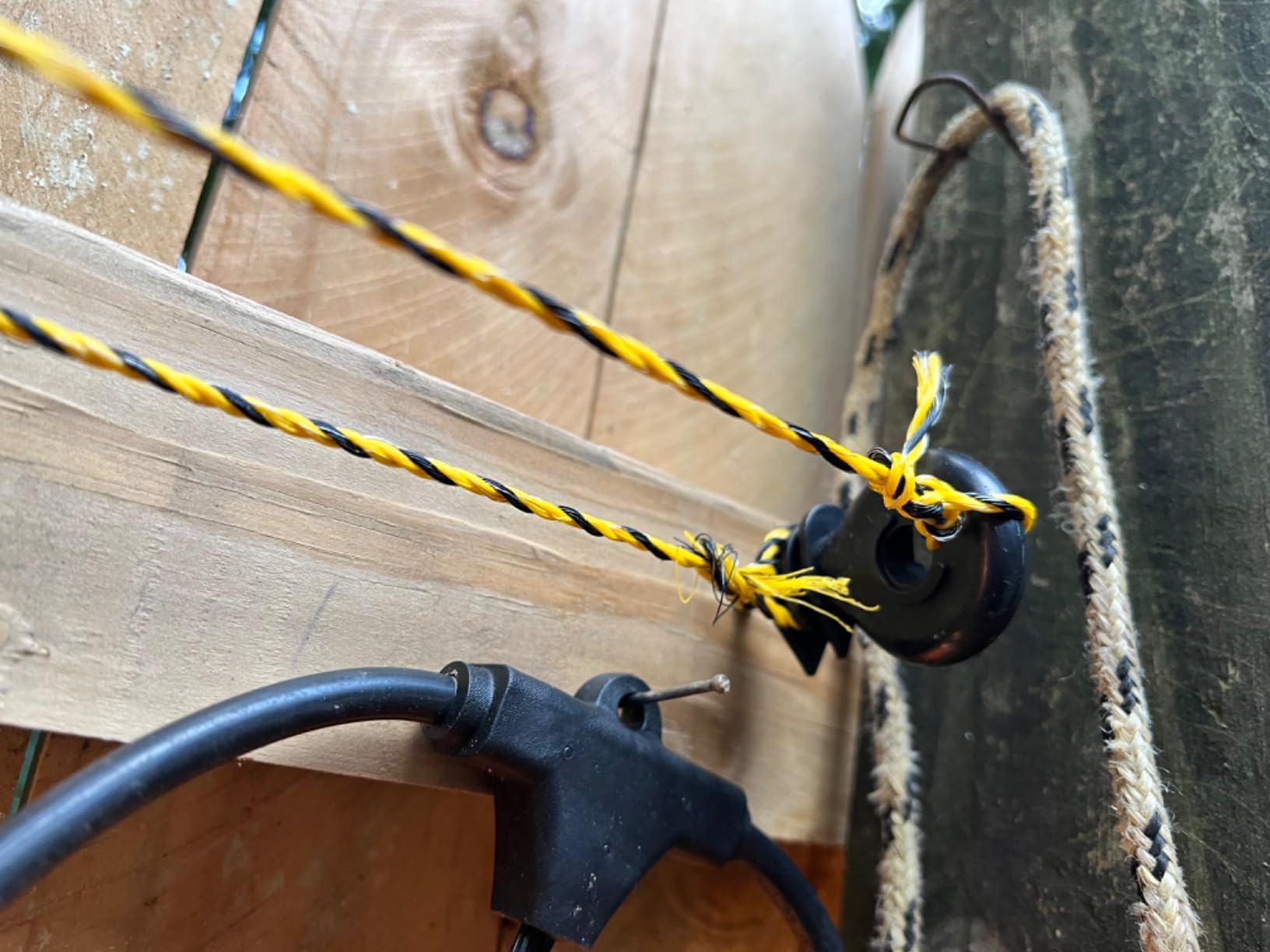Briidea 2-Mile Electric Fence Energizer for Preventing Wild Animals Intruding 8 Acres Output Voltage 5000 V 0.1Joule customer photo 2