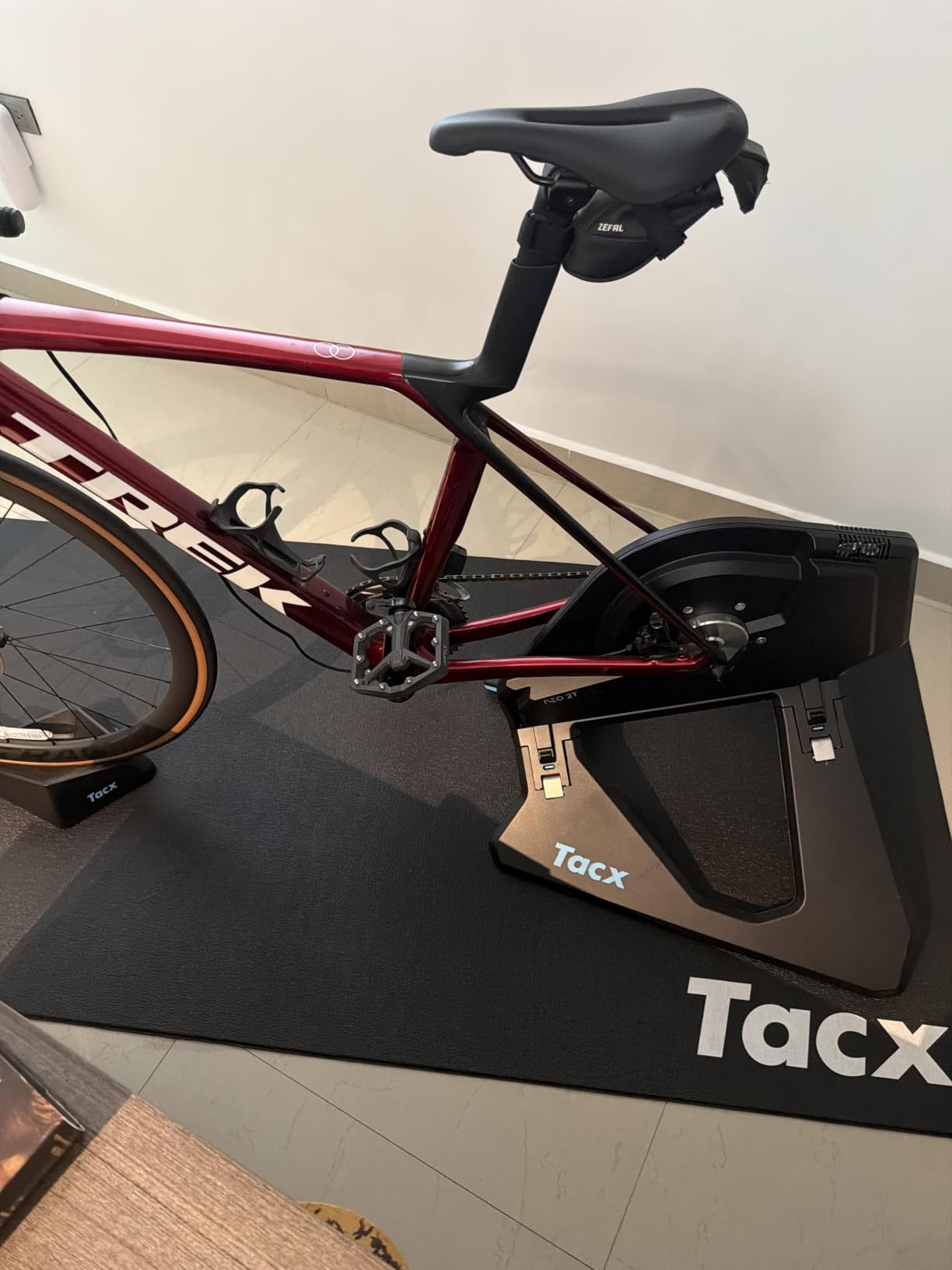 Garmin TacX Rollable Trainer Mat, Protect Your Floors and Muffle The Noise of Your Indoor Training Session, 6 mm Thick, Water-Repellent Foam, one Size (T2918) customer photo 1