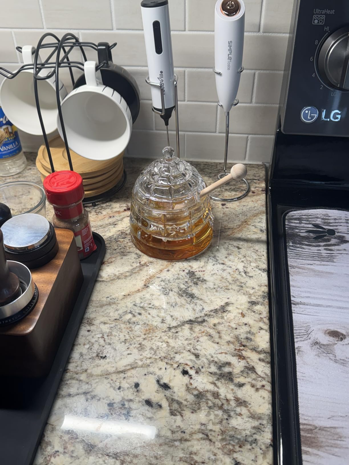 PAULSWAY 9 oz Beehive Crystal Honey Pot with 2 Dipper Sticks - Elegant Glass Honey Jar with Lid, No Drip Honey Dispenser & Syrup Container for Home Kitchen Decor customer photo 1