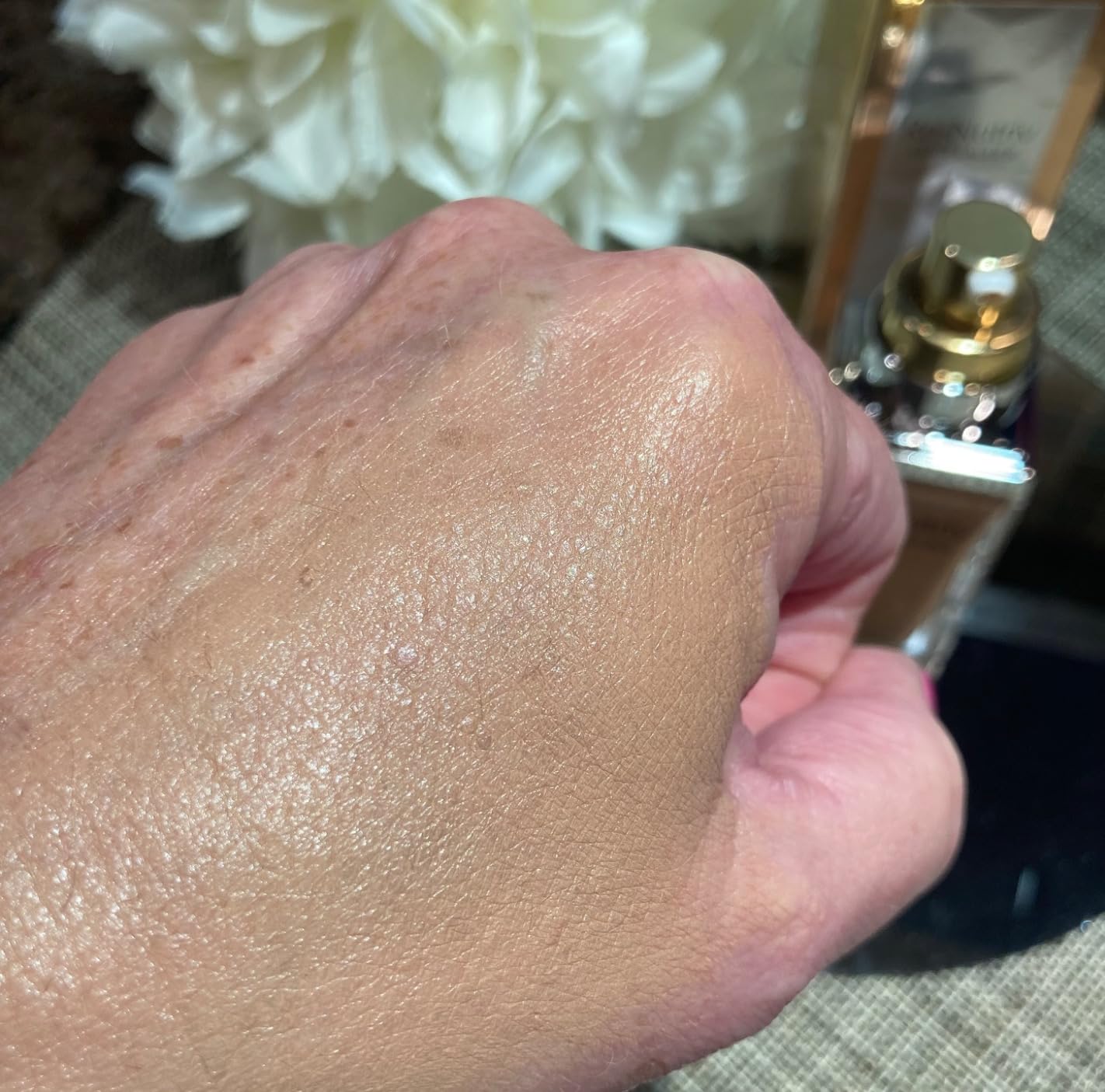 Estée Lauder Re-Nutriv Ultra Radiance Liquid Foundation SPF 20 | Luxurious, Hydrating, Long-Wearing, 1 Fl Oz customer photo 2