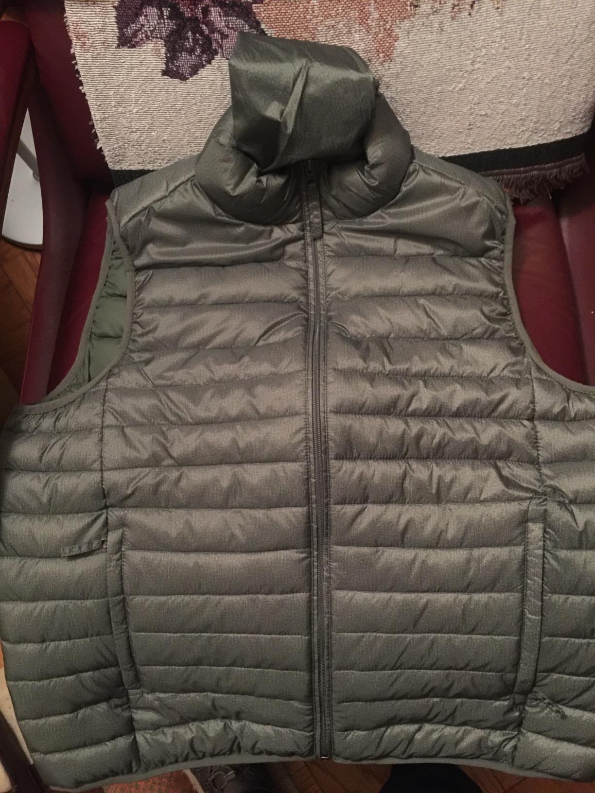 Amazon Essentials Men's Lightweight Water-Resistant Packable Puffer Vest customer photo 2