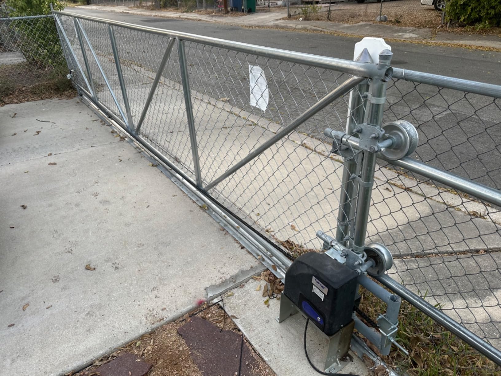TOPENS DKC500S Solar Sliding Gate Opener Chain Drive customer photo 2