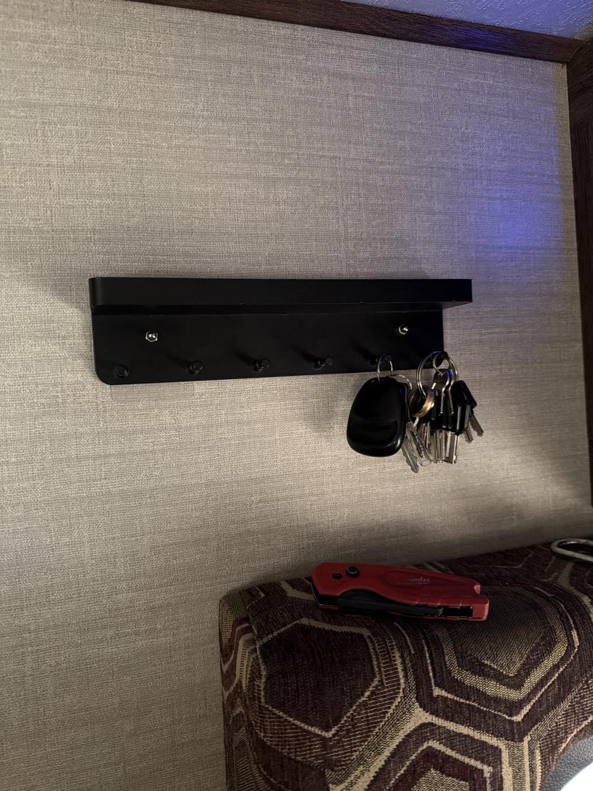 MKO Key Holder Wall Mount, Key Holder Wall Mount Adhesive with Mail Organizer Tray with 6 Key Hooks for Wall, Black customer photo 1