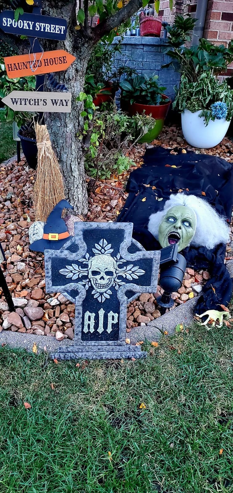 JOYIN Halloween Zombie Groundbreaker Outdoor Decoration, Zombie Groundbreaker with Light-up Eye and Creepy Sound (IR Sensor Activated) for Halloween Outside, Lawn, Graveyard Decor, Haunted House Props customer photo 1