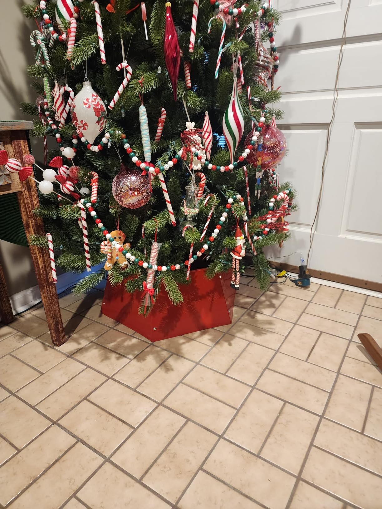 FORUP Metal Christmas Tree Ring, Christmas Tree Collar with Printed Snowflake, Christmas Tree Skirt Base Stand for Christmas Decorations (Cream White) customer photo 1