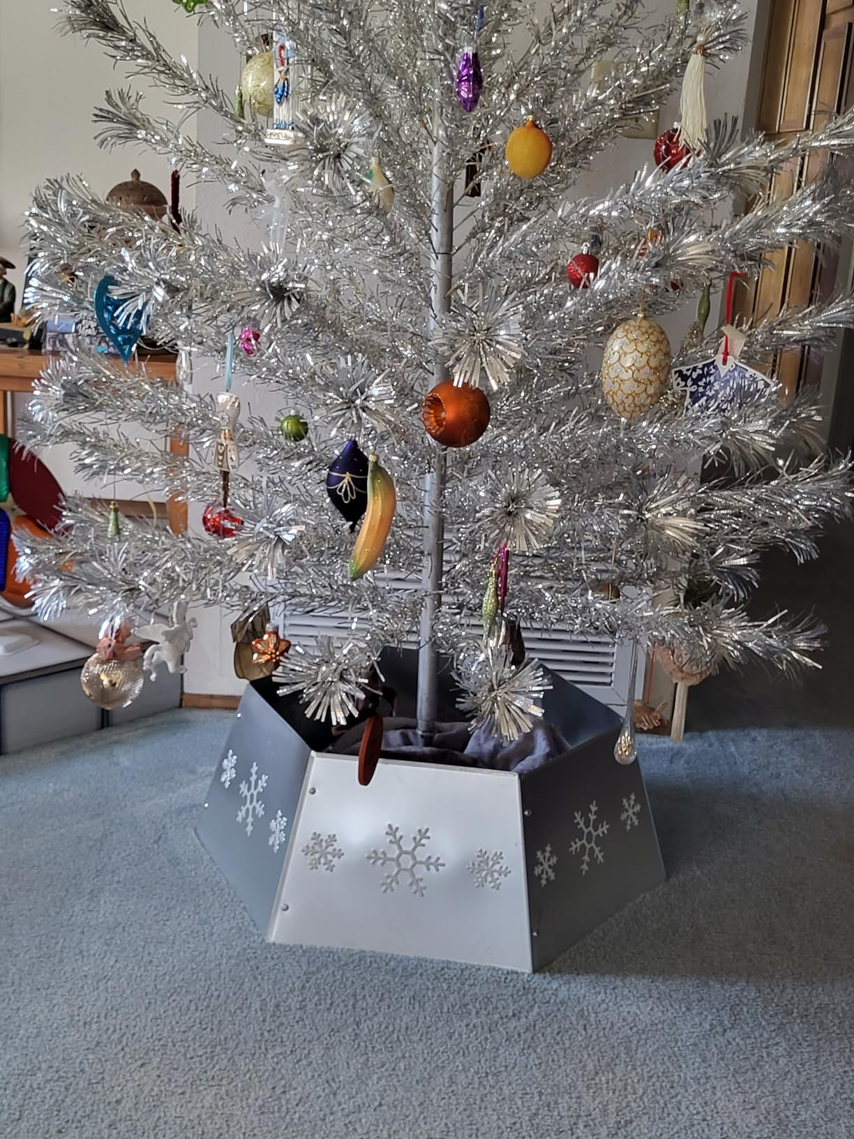 FORUP Metal Christmas Tree Ring, Christmas Tree Collar with Printed Snowflake, Christmas Tree Skirt Base Stand for Christmas Decorations (Cream White) customer photo 2